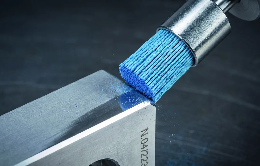 Gratowanie krawędzi metalowego detalu szczotką techniczną prowadzoną automatycznie Gratowanie krawędzi metalowego detalu szczotką techniczną prowadzoną automatycznie