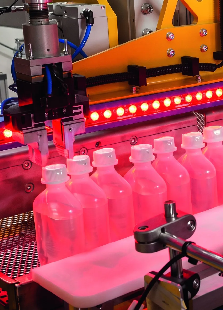Maszyna wizyjna do kontroli jakości butelek z oświetleniem i chwytakiem na linii produkcyjnej