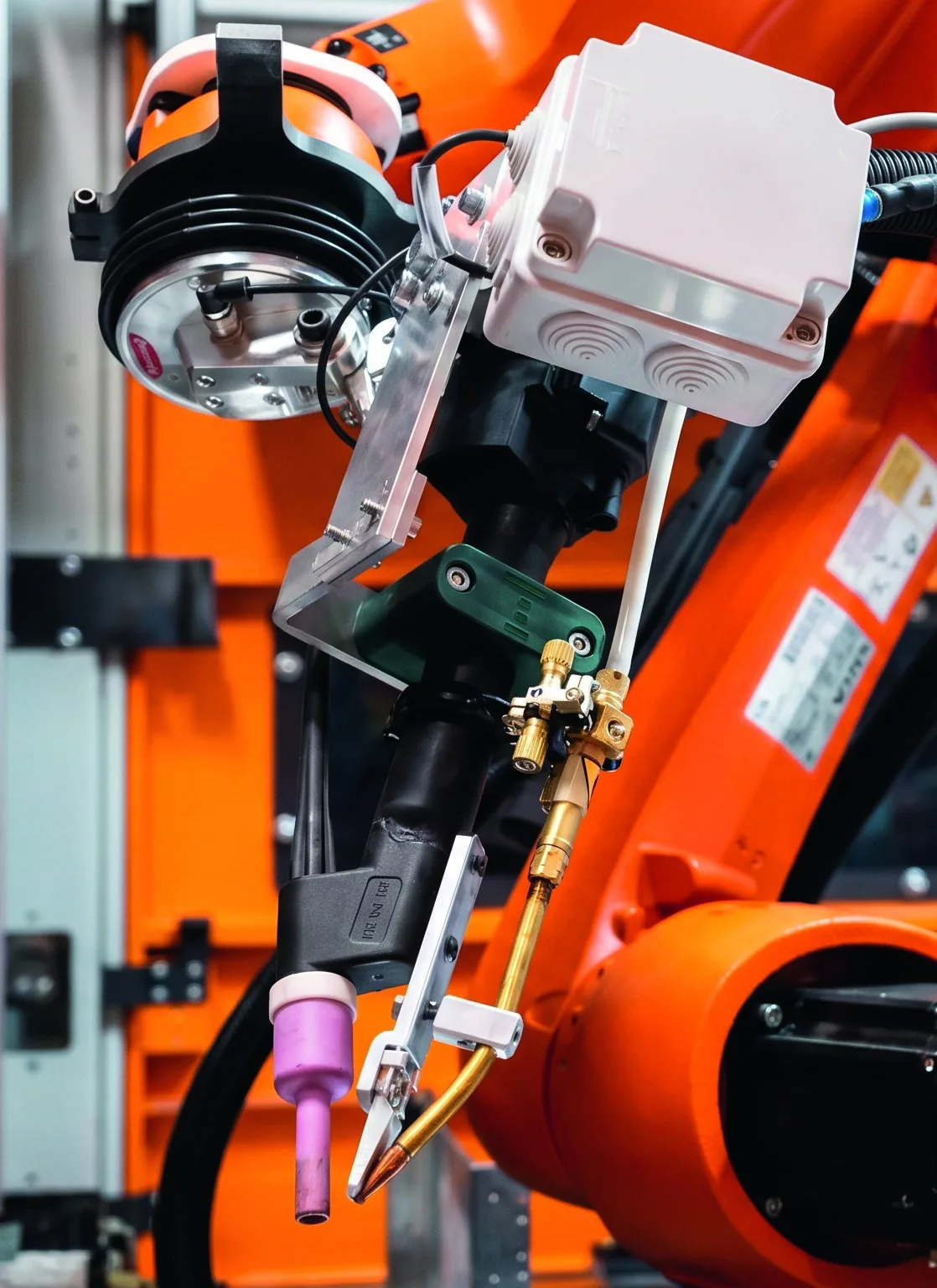Robot przemysłowy z palnikiem spawalniczym na zrobotyzowanym stanowisku spawalniczym Robot przemysłowy z palnikiem spawalniczym na zrobotyzowanym stanowisku spawalniczym