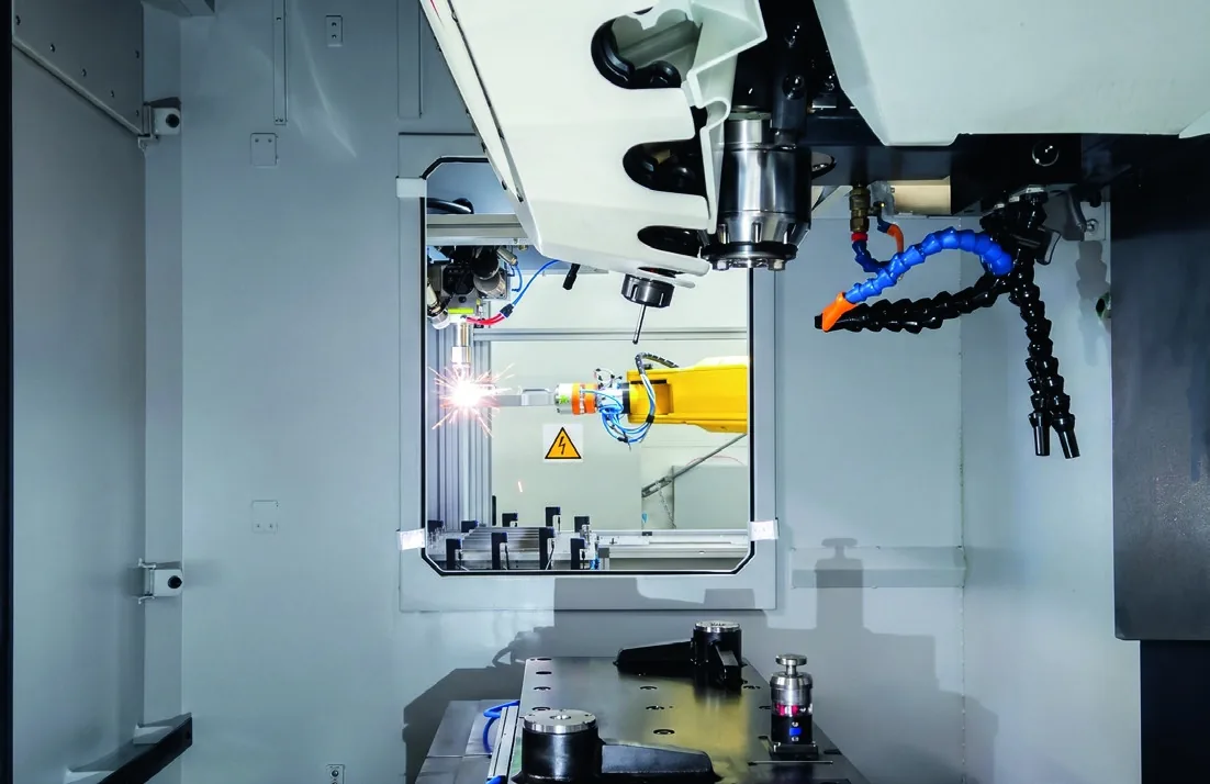 Wnętrze obrabiarki CNC z robotem podczas zrobotyzowanego załadunku detalu