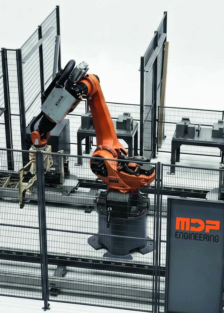 Zrobotyzowane stanowisko dedykowanej linii produkcyjnej MDP Engineering z wygrodzeniem bezpieczeństwa
